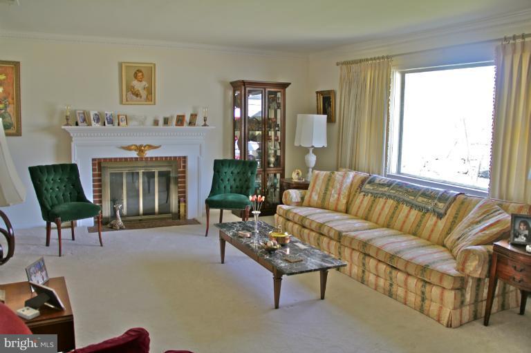 7109 Sea Cliff Road McLean, VA 22101 - Photo 6 of 27 Living Room