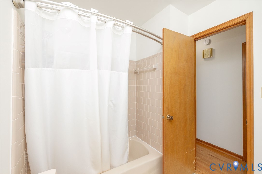 42 Maple Lane Blackstone, VA 23824 - Photo 25 of 35 a bathroom with a shower and a tub