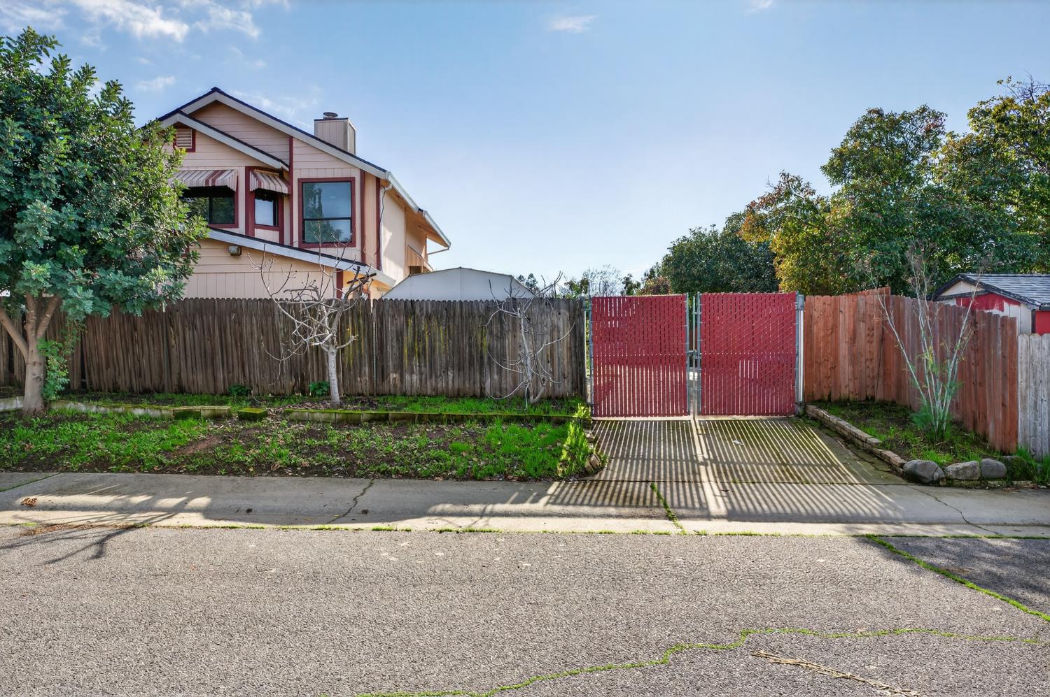 622 Q Street Lincoln, CA 95648 - Photo 25 of 25 a backyard of a house