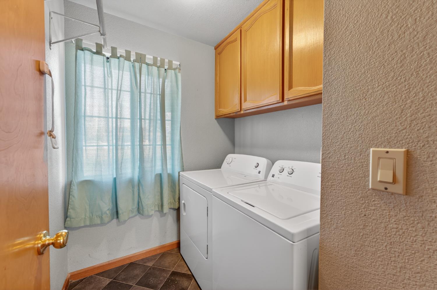 622 Q Street Lincoln, CA 95648 - Photo 10 of 25 a utility room with dryer and washer