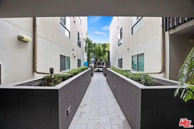 $4,195 | 1439 North Poinsettia Place, Unit 208, Los Angeles, CA 90046