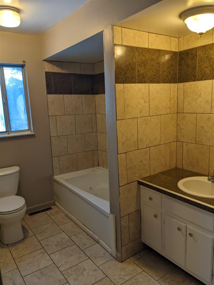3509 Ridgecliffe Drive Flint, MI 48532 - Photo 12 of 18