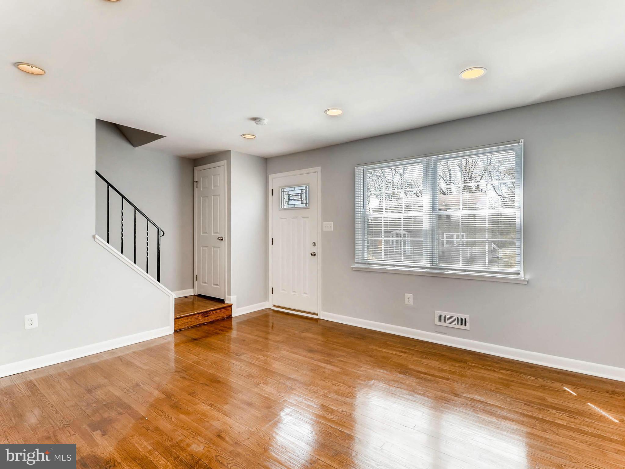4792 Melbourne Road Baltimore, MD 21229 - Photo 6 of 28 Living Room