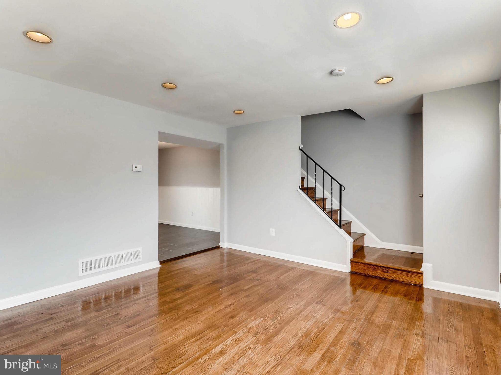 4792 Melbourne Road Baltimore, MD 21229 - Photo 7 of 28 Living Room