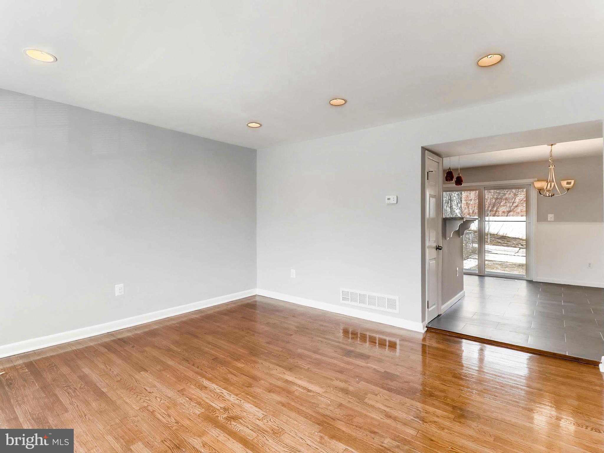 4792 Melbourne Road Baltimore, MD 21229 - Photo 8 of 28 Living Room