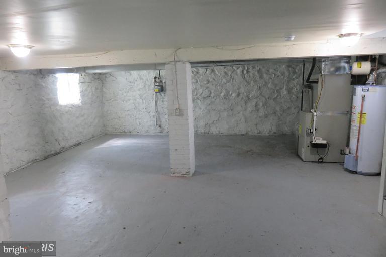 3819 Barrington Road Baltimore, MD 21215 - Photo 17 of 19 an empty room with a empty space