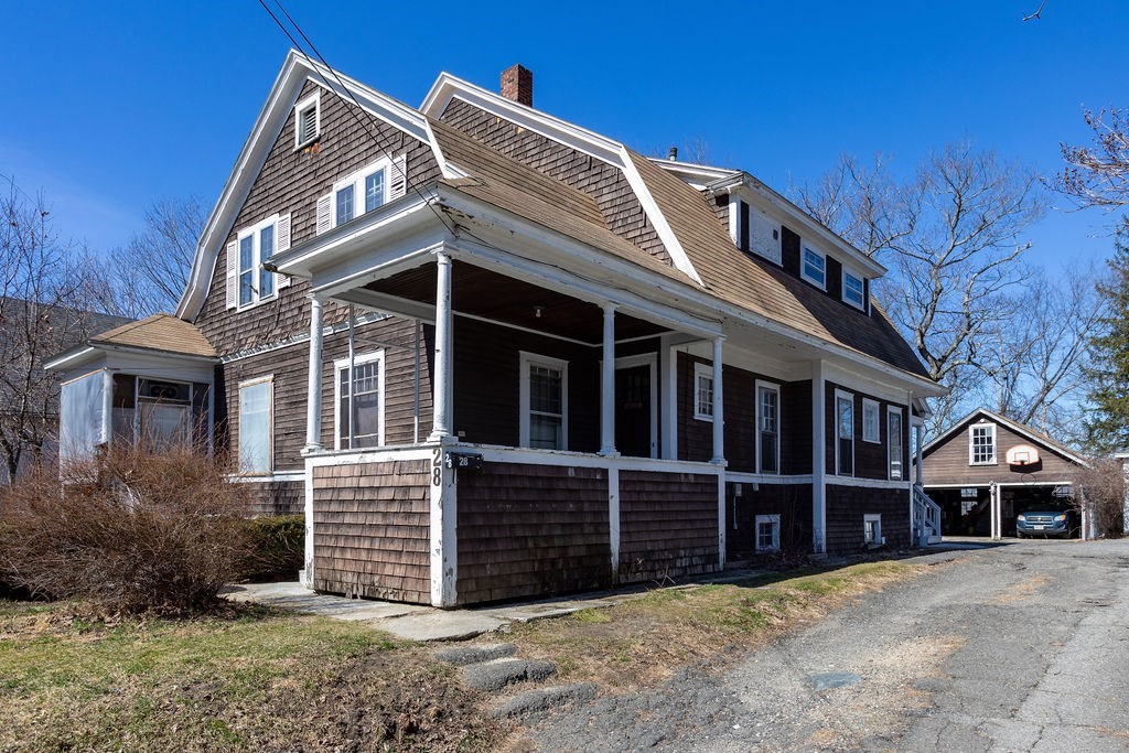 a view of a house with a yard