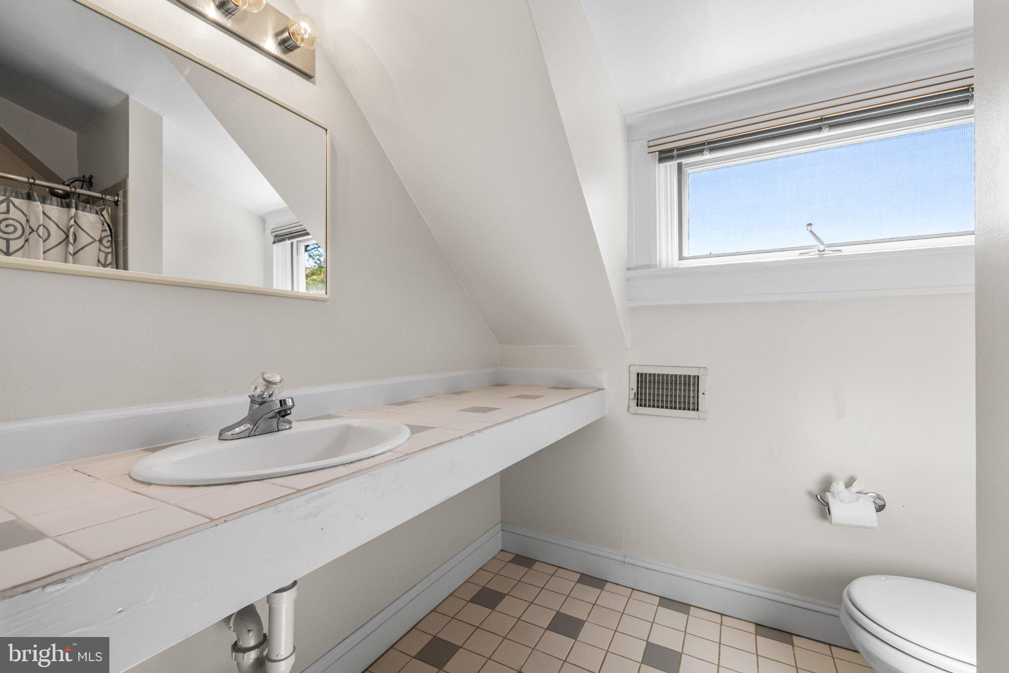 312 Oakdale Road Baltimore, MD 21210 - Photo 73 of 107 3rd floor full hall bath