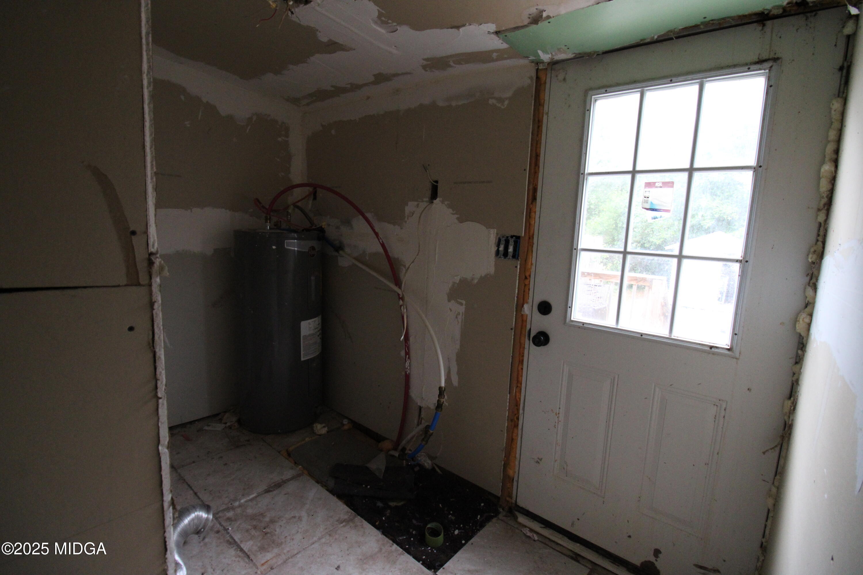 769 Bowman Street Macon, GA 31217 - Photo 5 of 12 a bathroom with a window