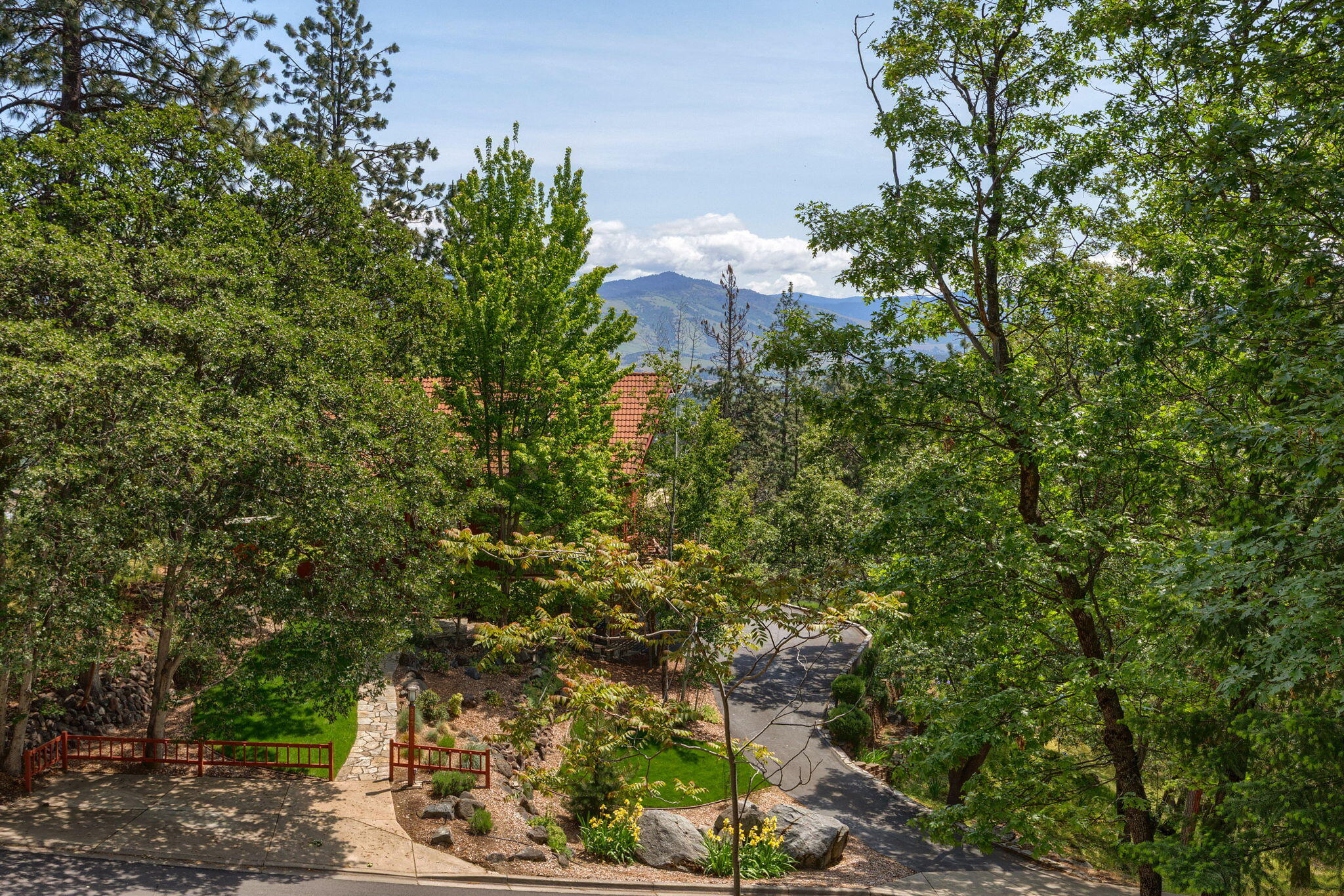 390 Strawberry Lane Ashland, OR 97520 - Photo 8 of 19 ApxSL (8)