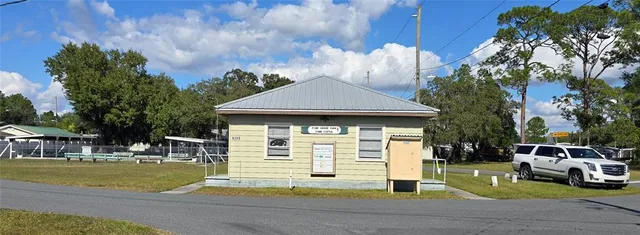 a view of a house with backyard and sitting area