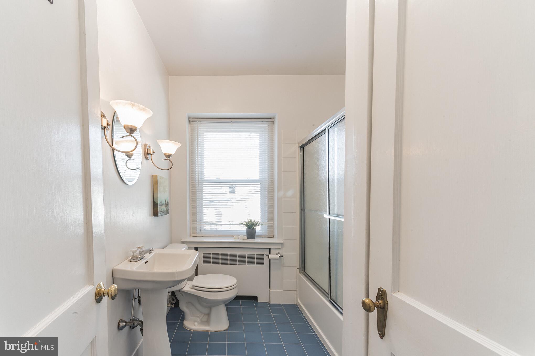 539 Moreland Road Huntingdon Valley, PA 19006 - Photo 20 of 31 Full hall bath