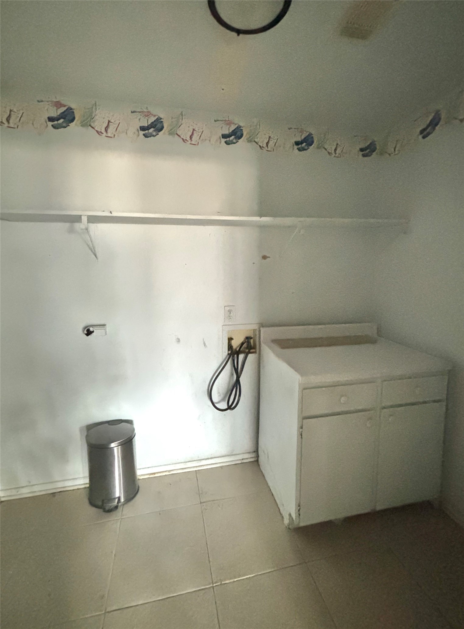 408 West Elder Street Colmesneil, TX 75938 - Photo 23 of 28 a bathroom with a bathtub