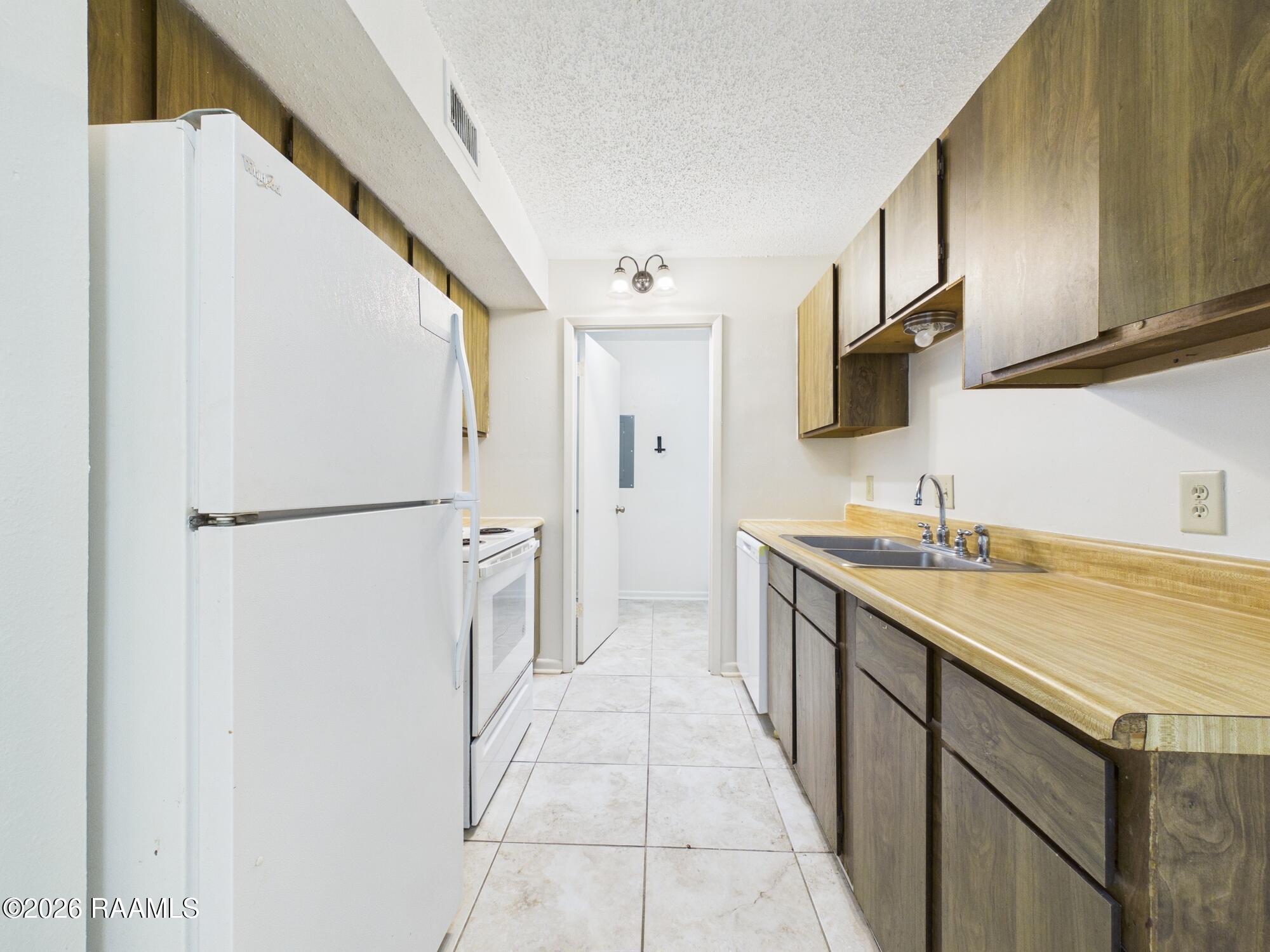 809 Fox Run Avenue, Unit 2 Lafayette, LA 70508 - Photo 8 of 22 CAM06261G6-PR0033-STILL009