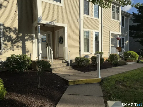 $2,200 | 204 Country Club Court, Unit 204, Rocky Hill, CT 06067