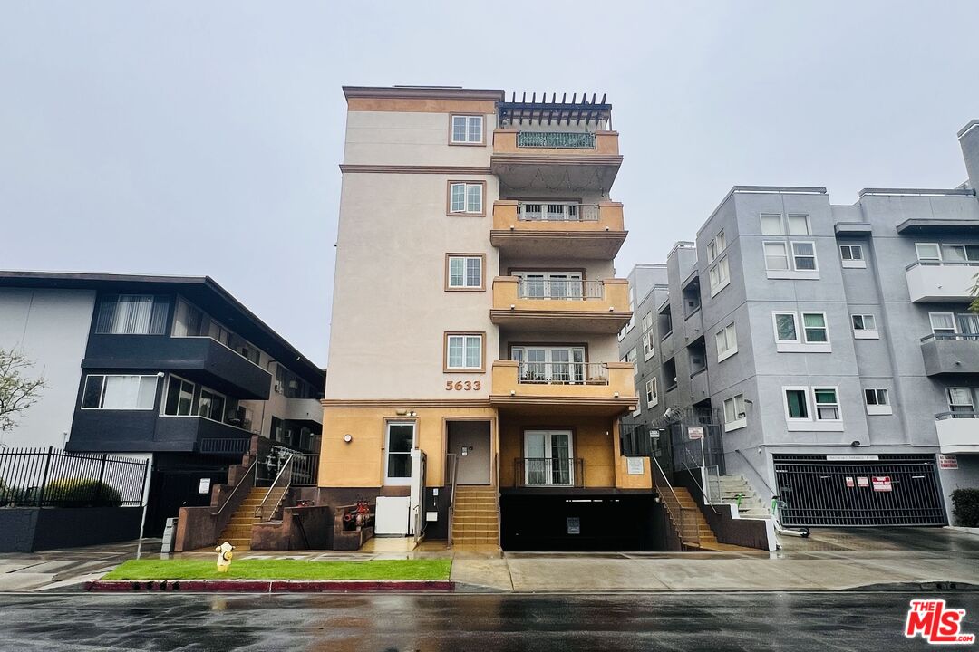 5633 Carlton Way, Unit 203 Los Angeles, CA 90028 - Photo 15 of 15 a front view of a building with street view
