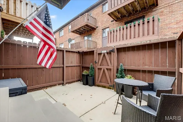 $179,900 | 7919 Royal Arms Court, Unit 2, Crestwood, MO 63123