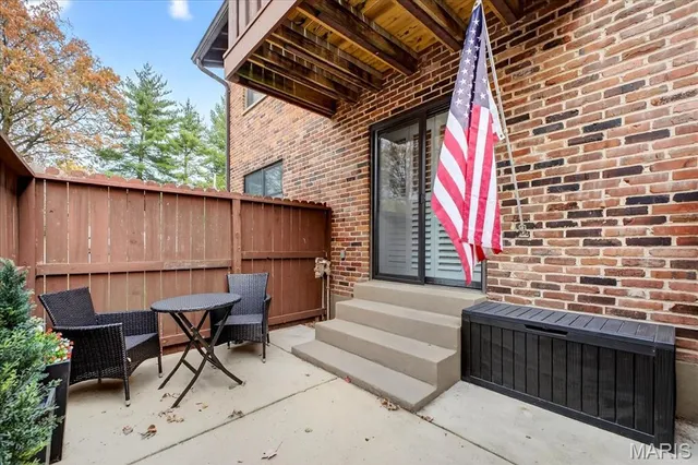 $179,900 | 7919 Royal Arms Court, Unit 2, Crestwood, MO 63123