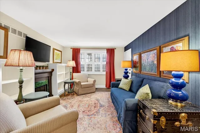 $179,900 | 7919 Royal Arms Court, Unit 2, Crestwood, MO 63123