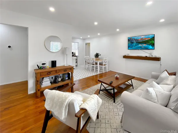 $15,000 | 18 Old Riverhead Road, Hampton Bays, NY 11946