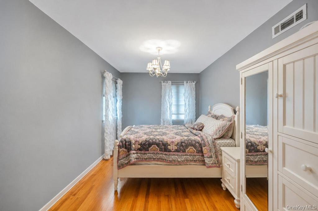 372 Hungry Harbor Road Valley Stream, NY 11581 - Photo 13 of 25