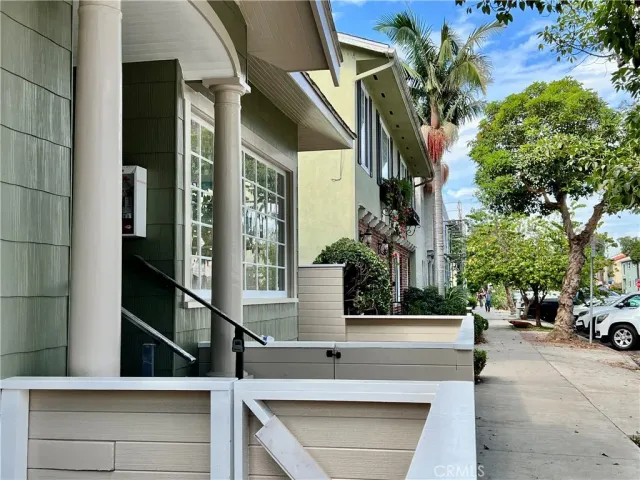 a view of building with cars parked