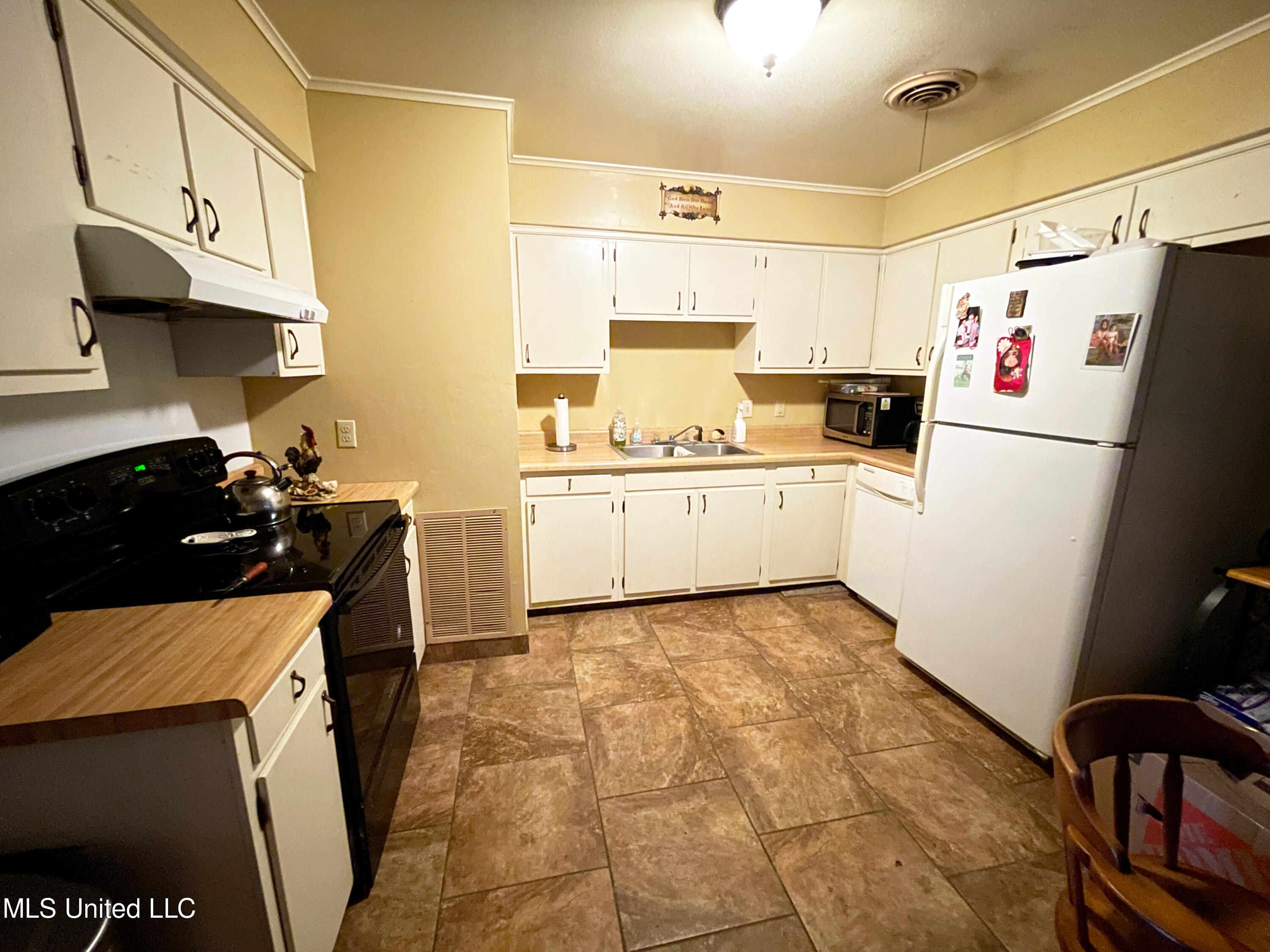 2515 Orleans Road Biloxi, MS 39531 - Photo 4 of 10 Kitchen 1