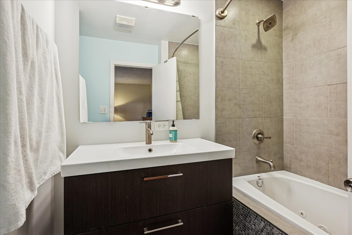 512 Busse Road Mount Prospect, IL 60056 - Photo 12 of 24 a bathroom with a sink and a bathtub