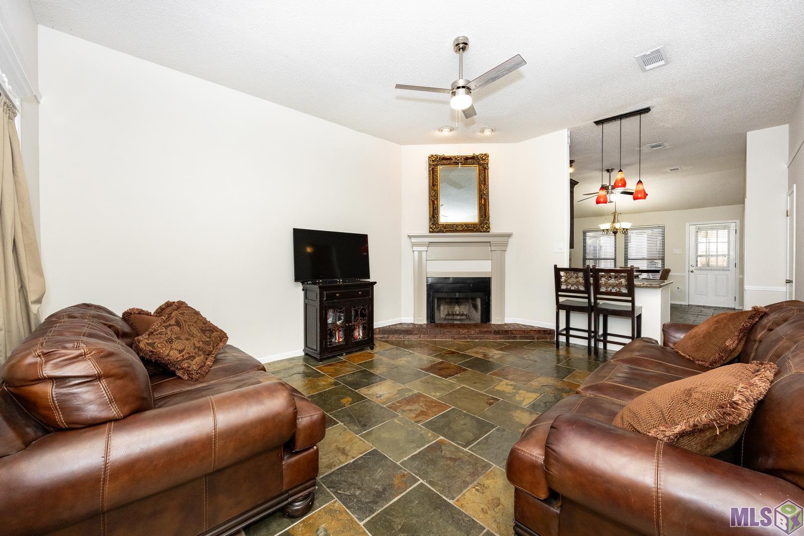 2049 Deer Ridge Avenue Baton Rouge, LA 70816 - Photo 3 of 22 Gallery Image 3