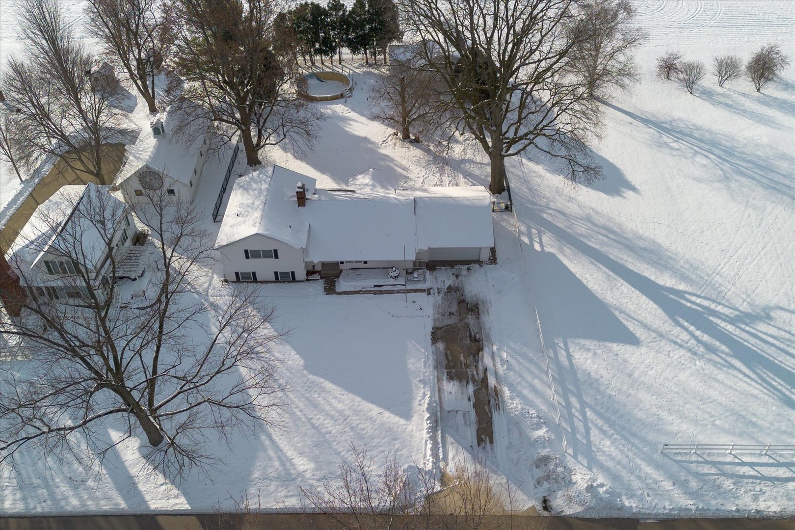 708 East Thompson Street Princeton, IL 61356 - Photo 2 of 40 a view of roof and tree