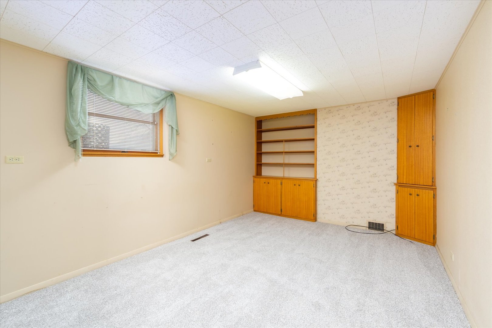 708 East Thompson Street Princeton, IL 61356 - Photo 21 of 40 a view of an empty room with a window