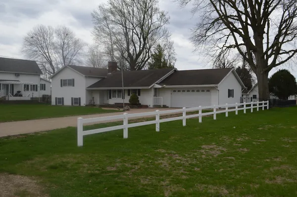 a view of house with a big yard