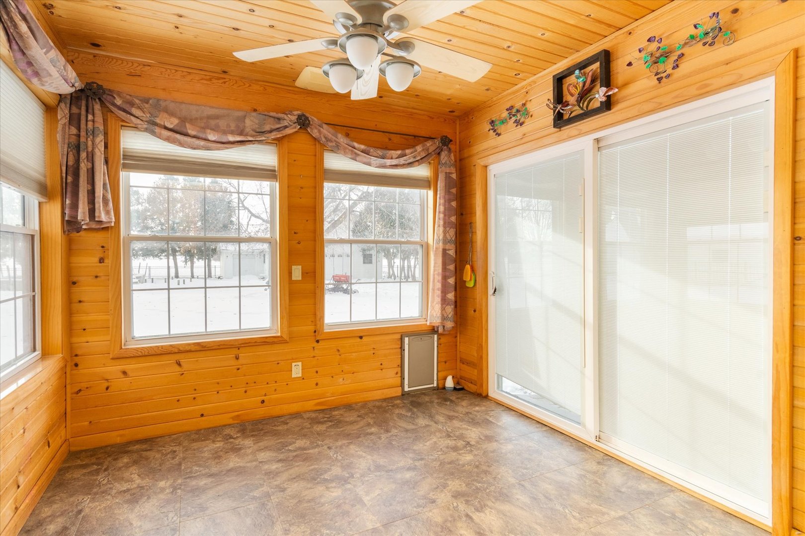 708 East Thompson Street Princeton, IL 61356 - Photo 10 of 46 a view of an empty room with a window