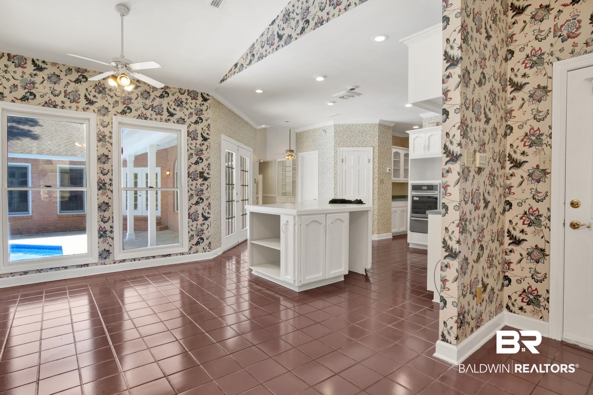 6805 Hunters Court Mobile, AL 36695 - Photo 15 of 37 Kitchen with wallpapered walls, crown molding, baseboards, stainless steel oven, and ceiling fan