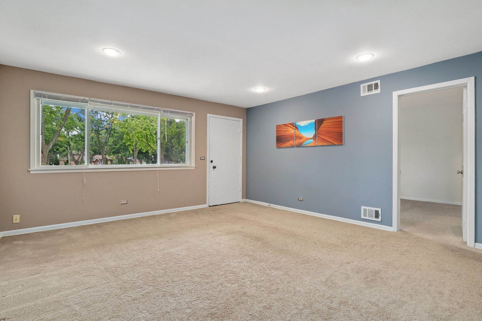 613 Dulles Road, Unit B Des Plaines, IL 60016 - Photo 3 of 18 Gallery Image 3