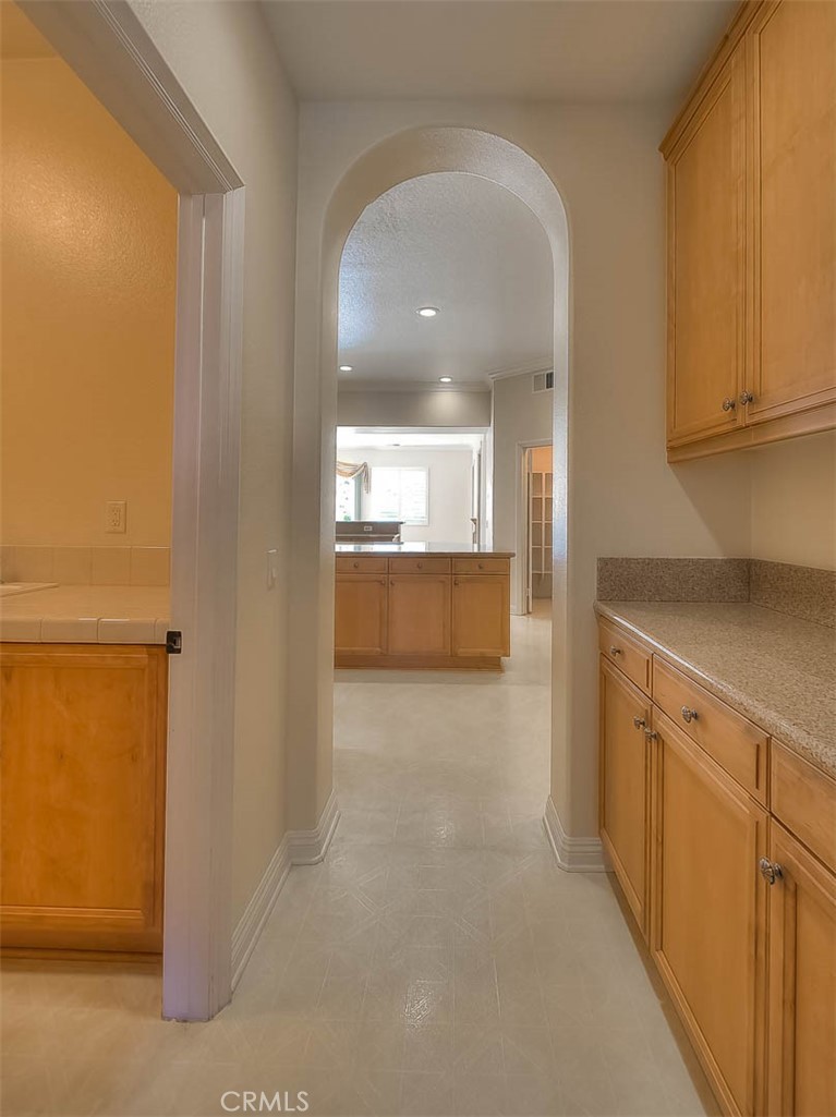 16861 Ridge Cliff Drive Riverside, CA 92503 - Photo 21 of 75 Butler's Pantry