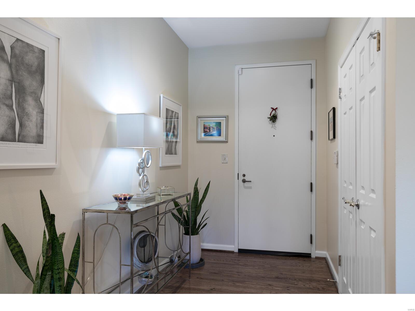 155 North Hanley Road, Unit 301 St. Louis, MO 63105 - Photo 3 of 26