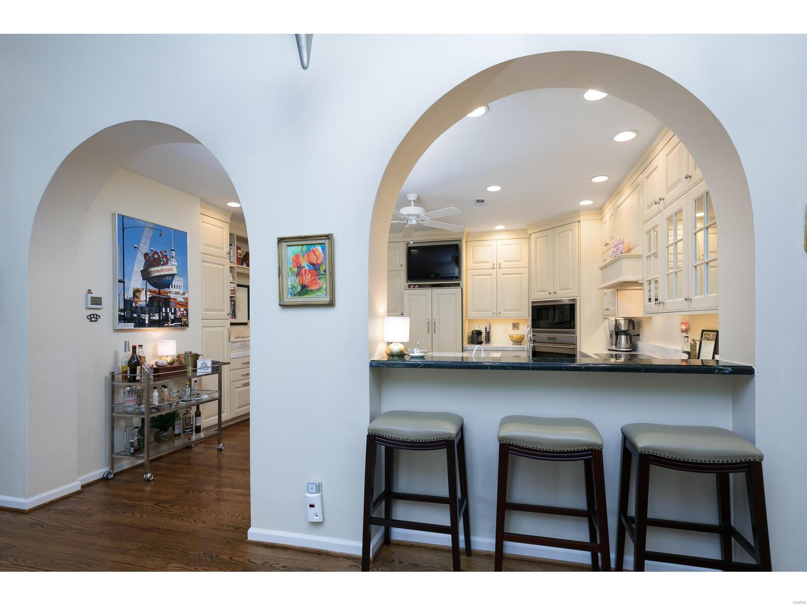 155 North Hanley Road, Unit 301 St. Louis, MO 63105 - Photo 9 of 26
