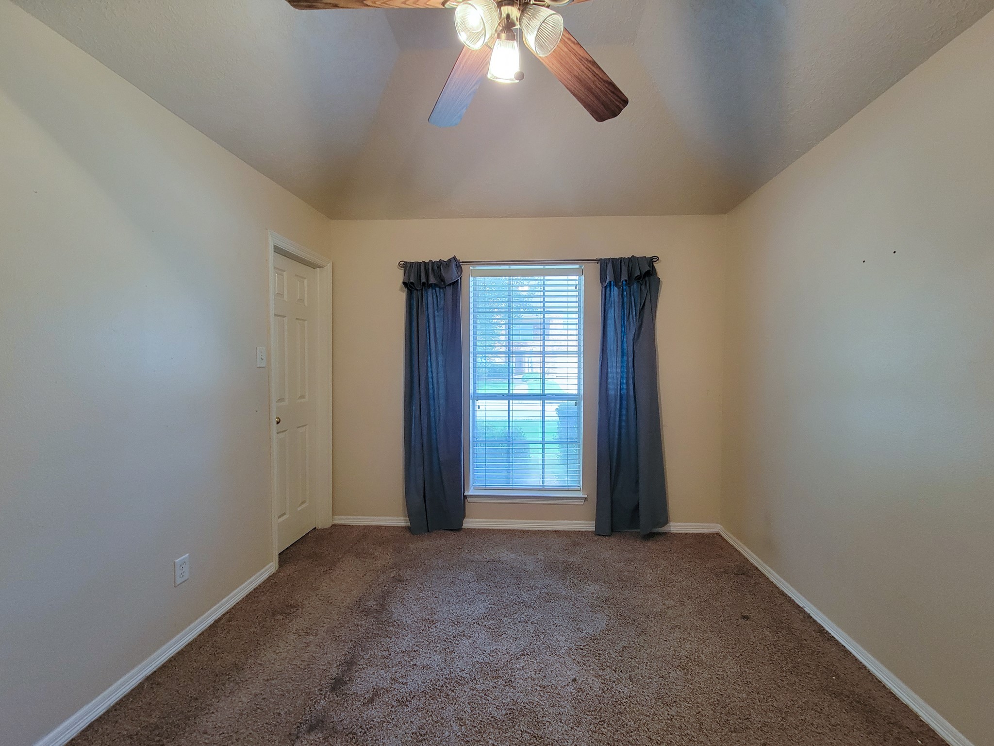 18511 Falcon Crest Drive Humble, TX 77346 - Photo 28 of 35 an empty room with windows and closet