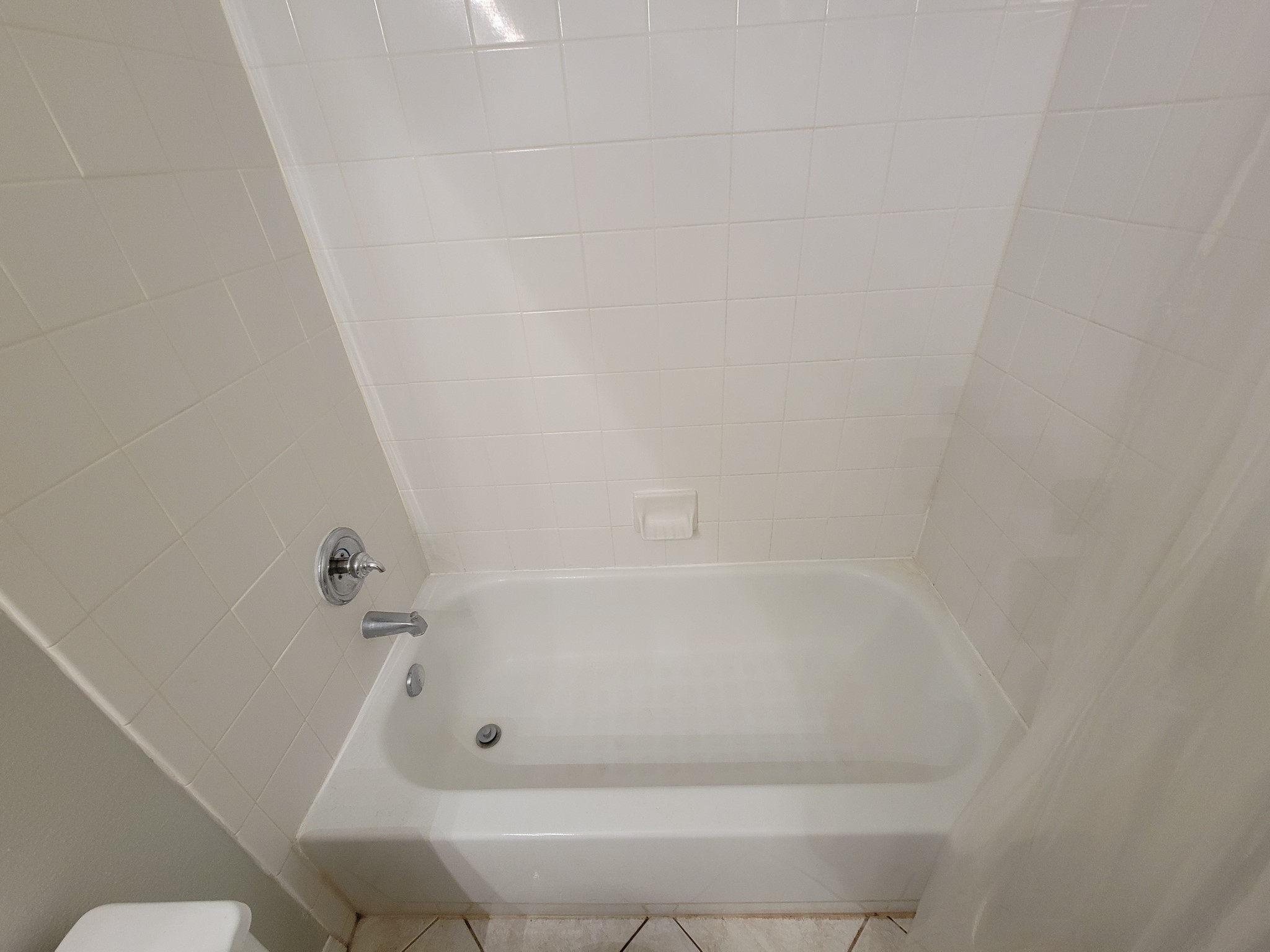 18511 Falcon Crest Drive Humble, TX 77346 - Photo 32 of 35 a bathroom with a bathtub