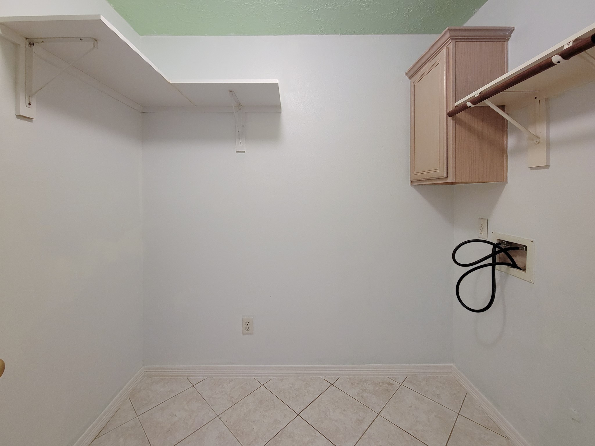 18511 Falcon Crest Drive Humble, TX 77346 - Photo 8 of 35 a view of a rack on the wall