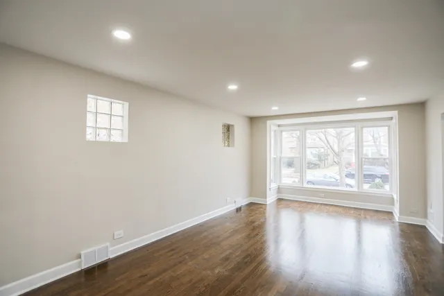 $3,500 | 3126 West Chase Avenue, Chicago, IL 60645