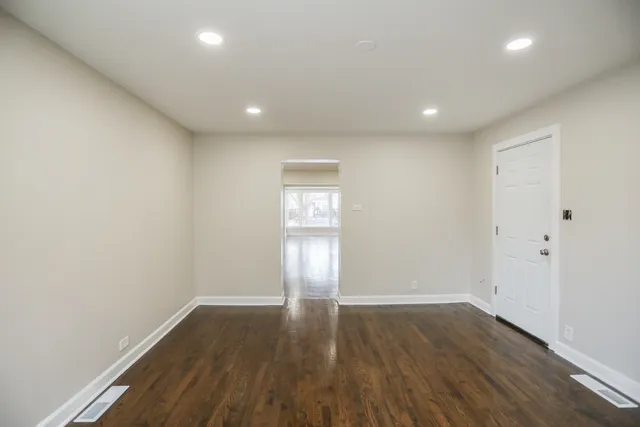 $3,500 | 3126 West Chase Avenue, Chicago, IL 60645