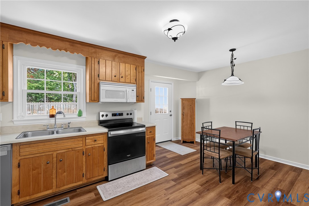 7248 Full Rack Drive Midlothian, VA 23112 - Photo 8 of 36 Wood-finish flooring, stainless steel range, stain