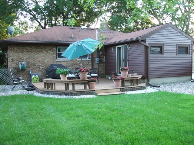 423 Highview Avenue Elmhurst, IL 60126 - Photo 3 of 10 a view of a house with backyard and sitting area