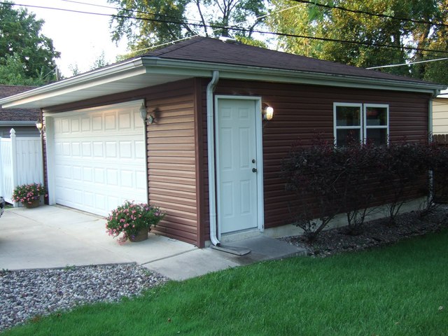 423 Highview Avenue Elmhurst, IL 60126 - Photo 4 of 10 a view of backyard with a tub