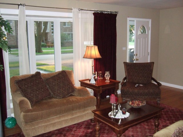 423 Highview Avenue Elmhurst, IL 60126 - Photo 9 of 10 a living room with furniture and a lamp