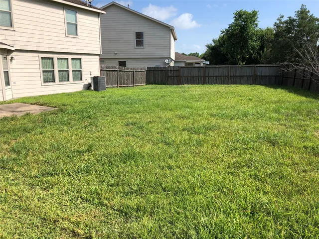 a view of a house with backyard and garden