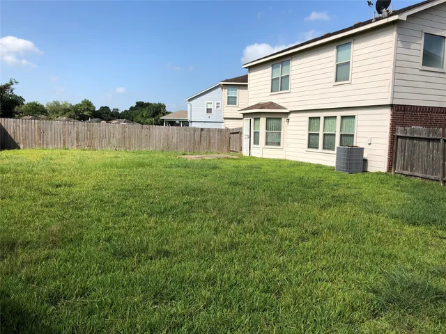 a view of a yard with a house