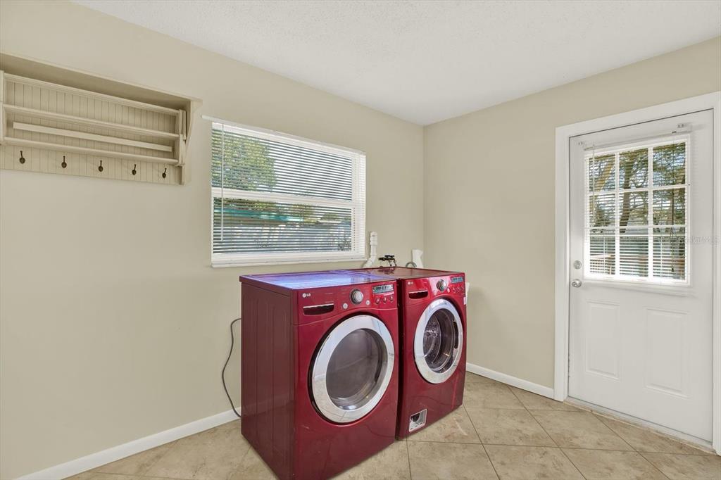 3485 Pine Street Dunedin, FL 34698 - Photo 9 of 22 a utility room with dryer and washer